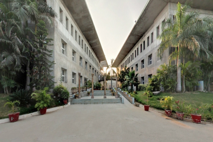 https://cache.careers360.mobi/media/colleges/social-media/media-gallery/6031/2018/12/17/Campus View of Karnavati School of Dentistry Gandhinagar_Campus-view.jpg